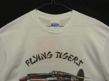 他の写真1: 80'S AVG "FLYING TIGERS" シングルステッチ 両面プリント Tシャツ ホワイト USA製 (VINTAGE)