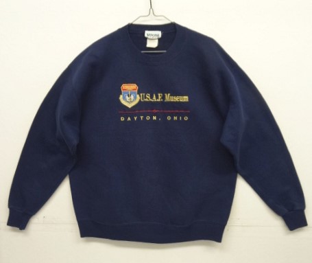 画像: アメリカ軍 USAF MUSEUM ロゴ刺繍 クルーネック スウェットシャツ ネイビー (VINTAGE) 「Sweat Shirt」入荷しました。